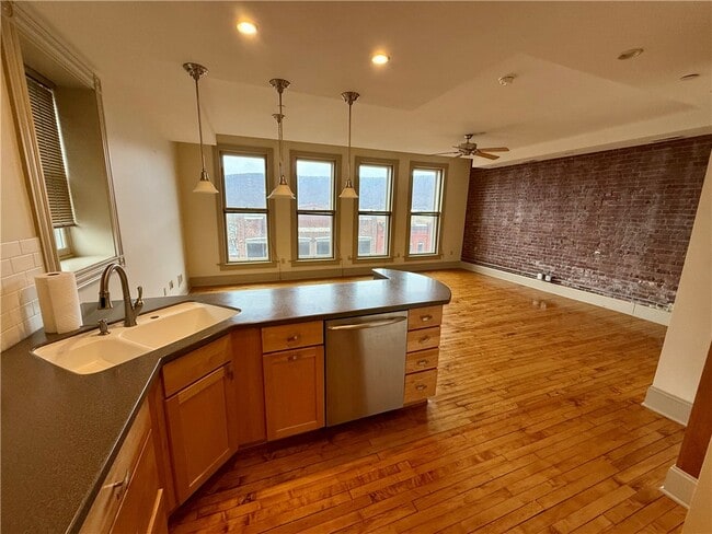 Building Photo - 72 E Market St