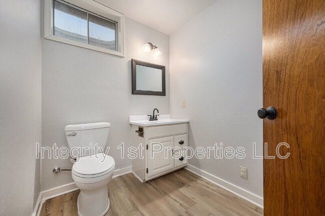 Building Photo - 6410 NW Hilldale Dr