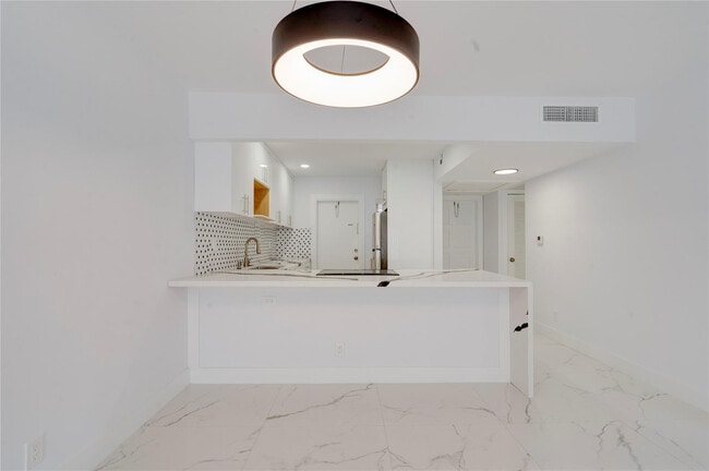 Building Photo - 3050 N Palm Aire Dr