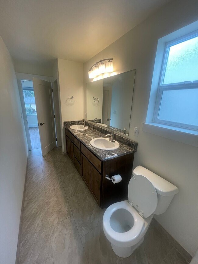 Building Photo - Stunning Three Bedroom Town Home In Lebanon OR!