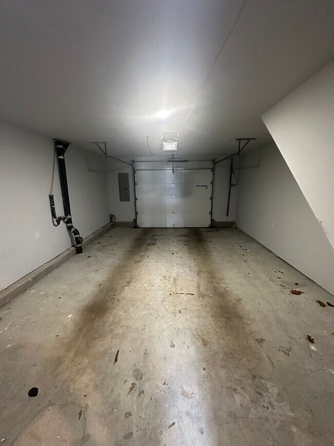 Building Photo - Beautifully Renovated 4 Bed/ 3.5 Bath With Rooftop!