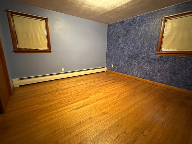 Building Photo - 3 Bedroom 1 Bath Bungalow-Style Ranch