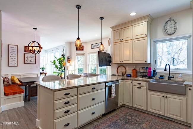 Building Photo - 2 Horizon Dr