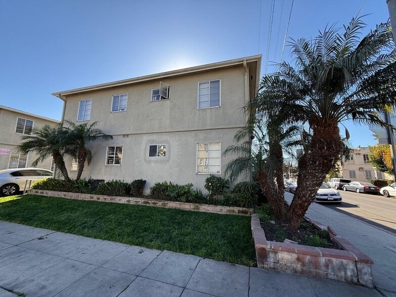 Primary Photo - 6860 De Longpre Ave