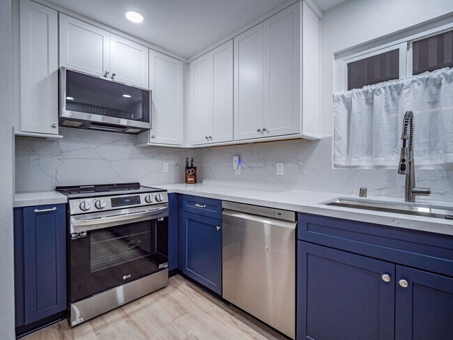 Building Photo - Fully Furnished Minutes from the Beach Newly Remodeled 2 Bedroom Move in Ready!