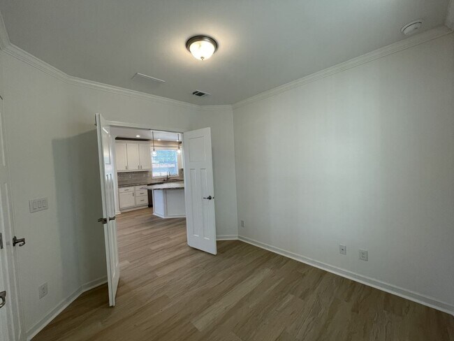 Building Photo - 966 E Montego Ave