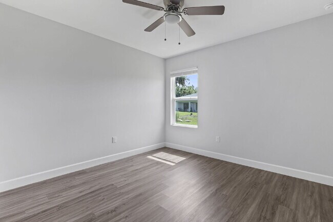 Building Photo - Spacious 3-Bedroom Duplex Oasis with 2 Full Baths in Port Charlotte – Your Ideal Retreat Awaits!