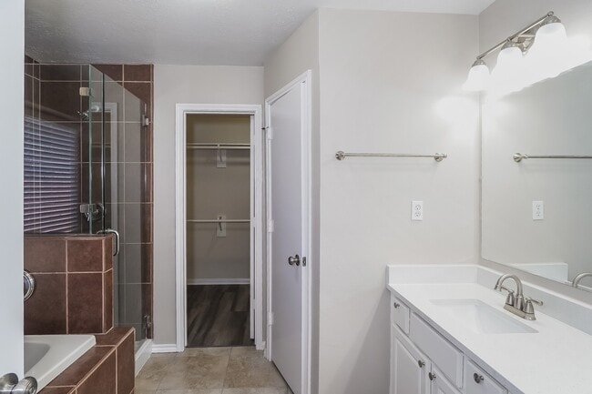 Building Photo - 6723 River Rd