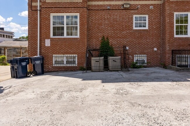 Building Photo - 911 Kennedy St NW