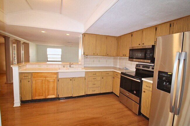 Building Photo - Stunning 3-Bed, 2-Bath Spanish-Inspired Custom Home with Elegant Gardens & Fountains