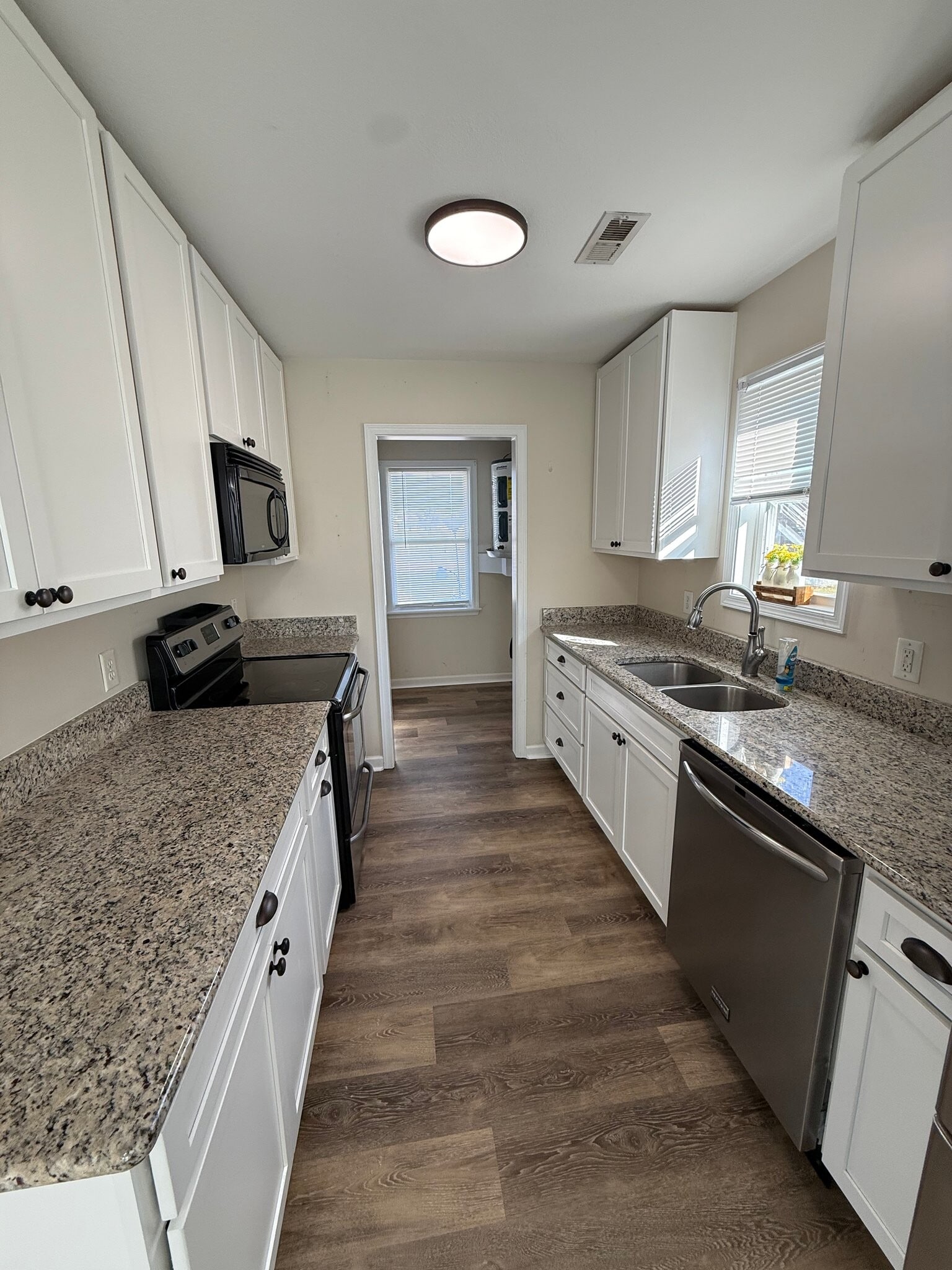 Building Photo - 303 Cardinal Way