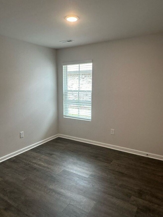 Building Photo - *Pre-leasing* Three Bedroom | Two Bathroom...