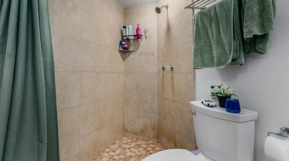 Full Bathroom with Walk-In Closet #2 - 5035 N 10th Pl