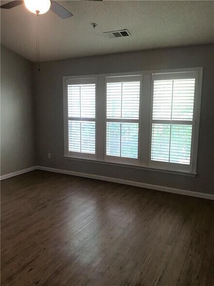 Building Photo - 134 Regent Pl