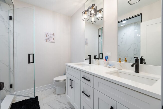 Building Photo - 3723 S Giles Ave