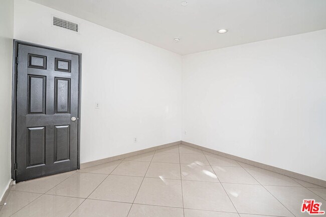 Building Photo - 20746 Clarendon St