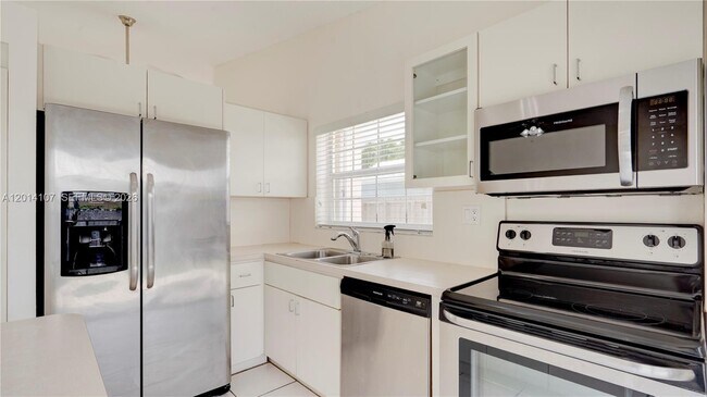 Building Photo - 6410 SW 112th Pl