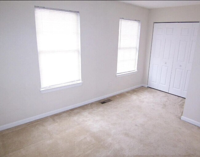 Building Photo - Middle River Townhome!