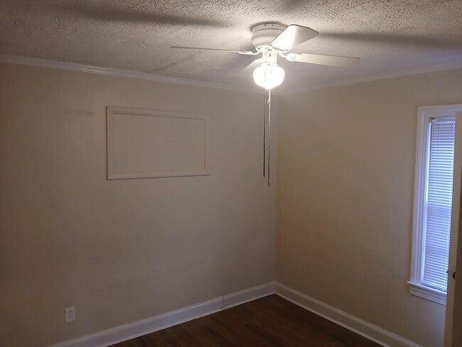 Building Photo - Nice 3 bedroom off of Taylor Blvd