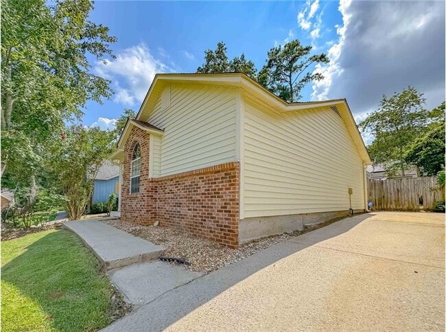 Building Photo - 1555 Sprucewood Trail