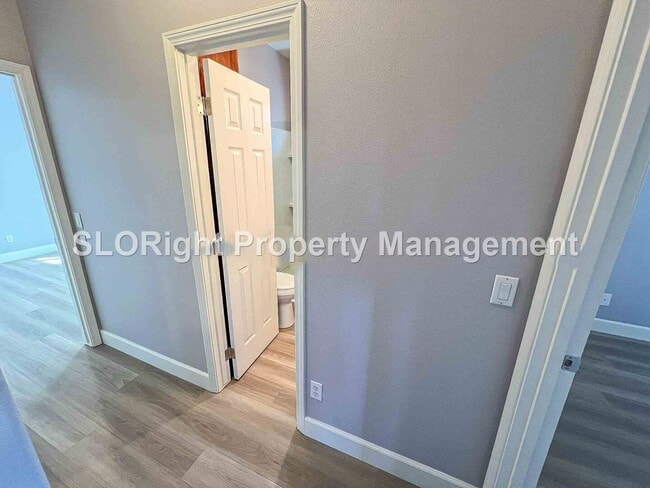Building Photo - AVAILABLE NOW - Charming Atascadero Home - 2 Bed / 1 Bath