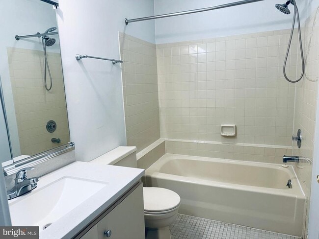 Building Photo - 835 Chanticleer
