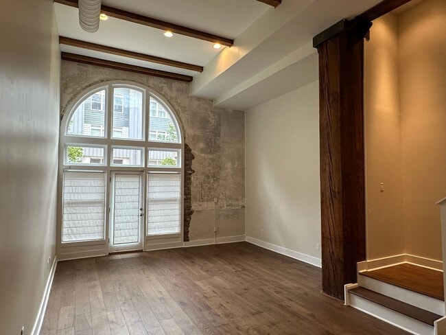 Building Photo - Desirable Nettleton rare vacancy massive  1Bd  2.5 bath with office/flex space , 2 parking space ...