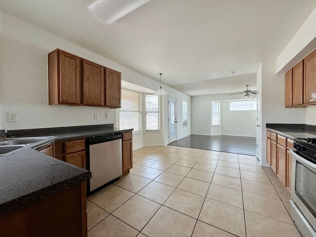 Building Photo - West El Paso 3bed 2.5bbath refrig A/C Home