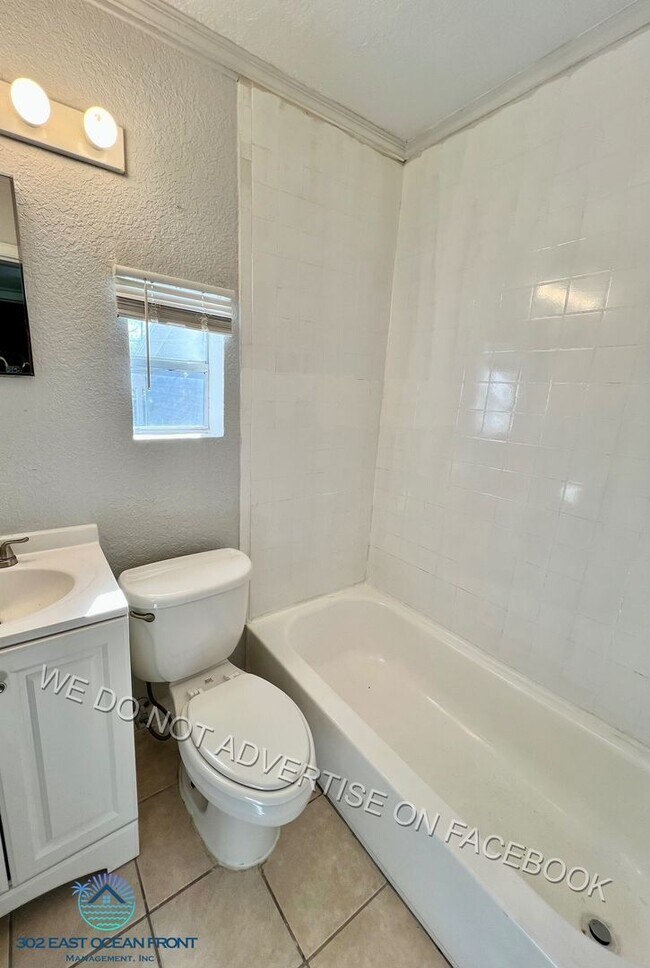 Building Photo - Updated and spacious 3 bedroom / 2 bathroom unit now available for rent!