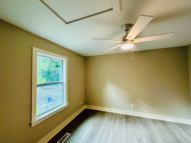 Building Photo - HINTON AVENUE - 4 Bedroom - Perfect for UN...