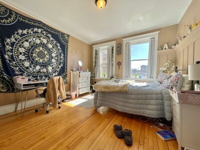 Building Photo - 5 Bed 2 Bath - Allston - 9/1