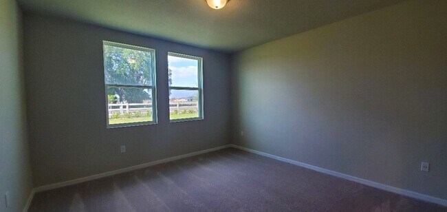 Building Photo - LIKE NEW!! 3-Bedroom, 2-Bathroom in Winter...