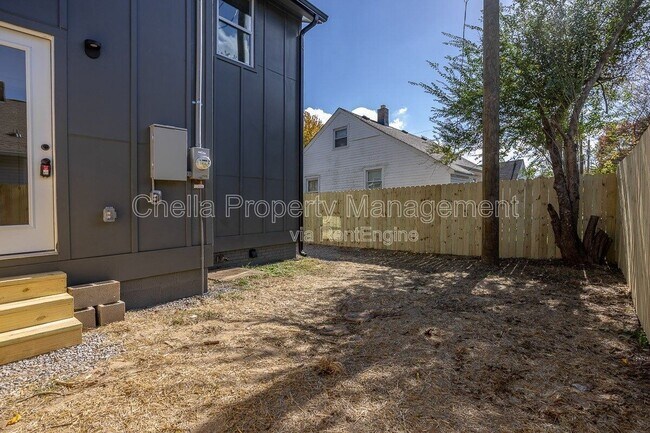 Building Photo - 1012 Debow St