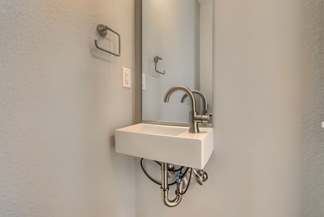 Building Photo - 3 bedroom Townhome + 2 Large Flex Spaces &...