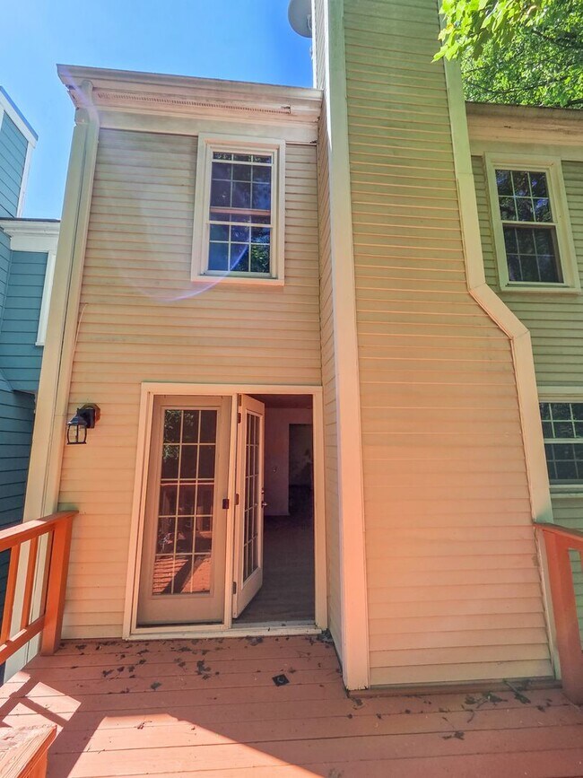 Building Photo - Fantastic 3br TownHome in highly sought Silver Spring Neighborhood - Available NOW!