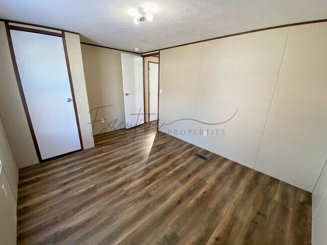 Building Photo - 2 Bedroom Mobile Home For Rent in Sulphur