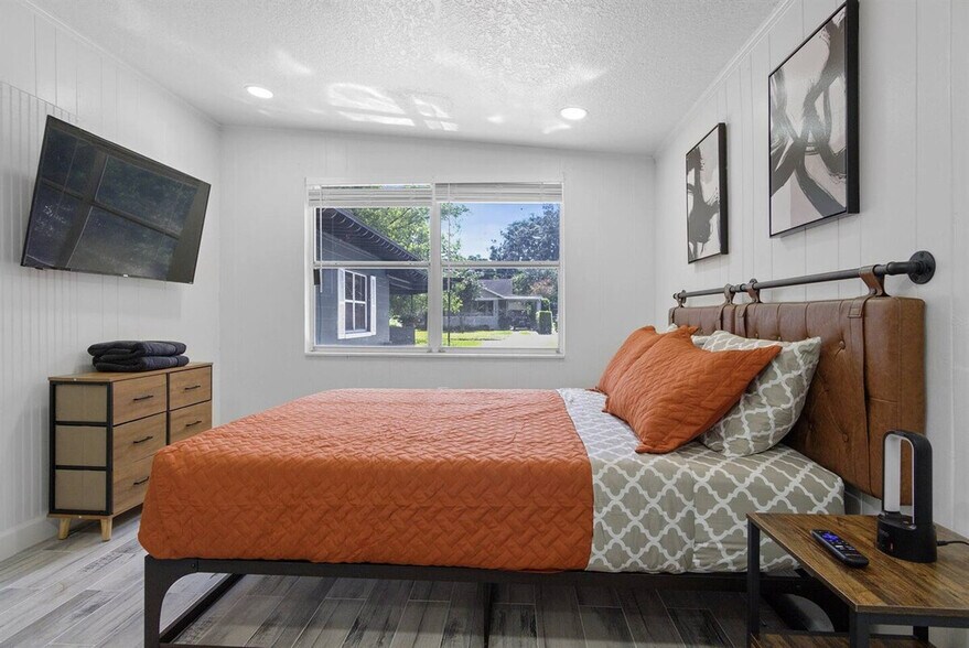 Building Photo - 620 S Lake Formosa Dr
