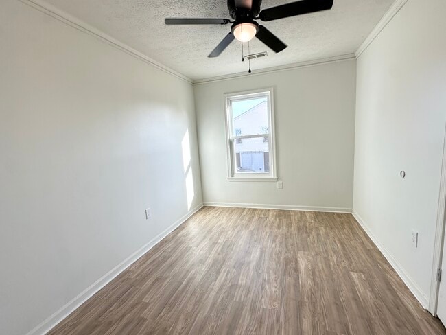 Building Photo - 208 Ridge Rd