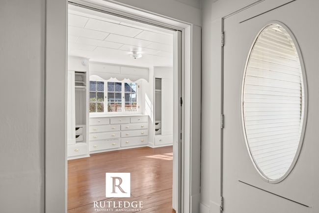 Building Photo - Vintage East Medford Living / Huge Private Front Porch