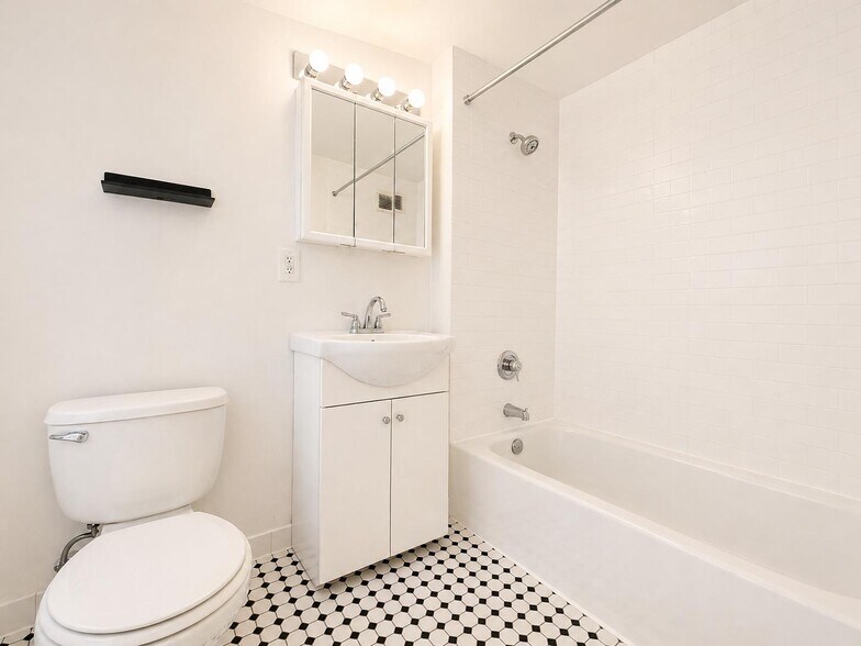 Building Photo - 323 W 96th St