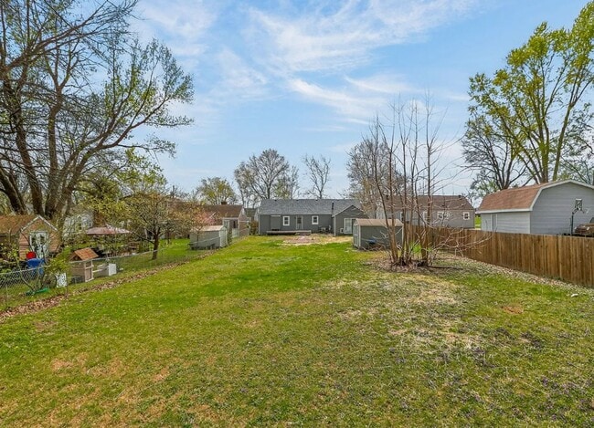 Building Photo - 3 BR/1BA | Newly Renovated Single Family Home | Great backyard| In Blue Springs!