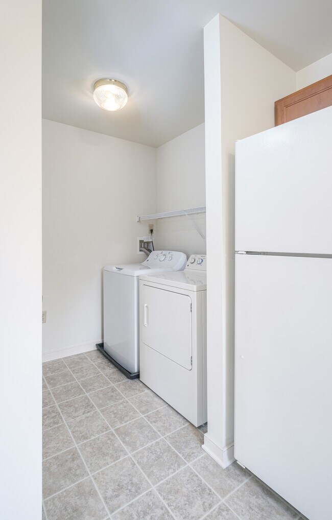 Building Photo - 106 Landing Cir