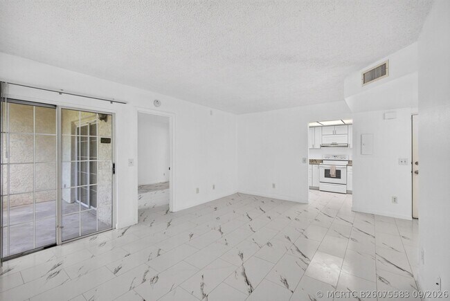 Building Photo - 1628 SE Green Acres Cir
