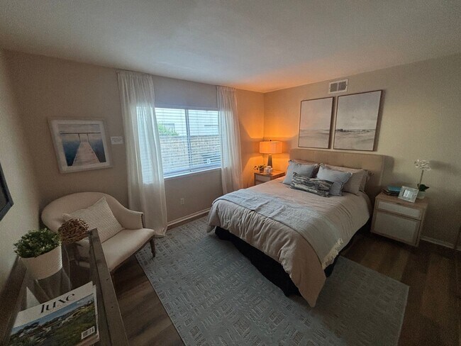 Building Photo - Spacious 4-Bedroom Home in Valencia's Nort...