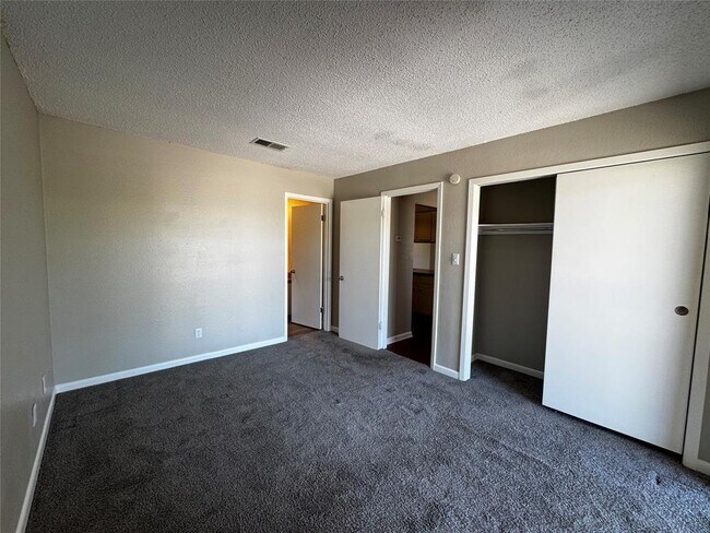 Building Photo - 1705 Crossing Pl