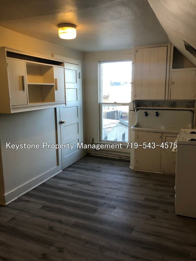 Building Photo - ALL UTILITIES INCLUDED! Upstairs -  1 Bed/1 Bath Apartment with $350 Off Move In Special!  $700/$700