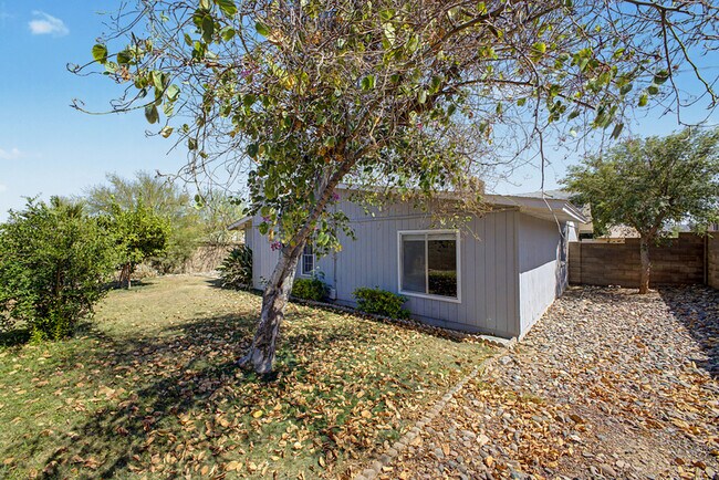 Building Photo - 2822 E Willow Ave