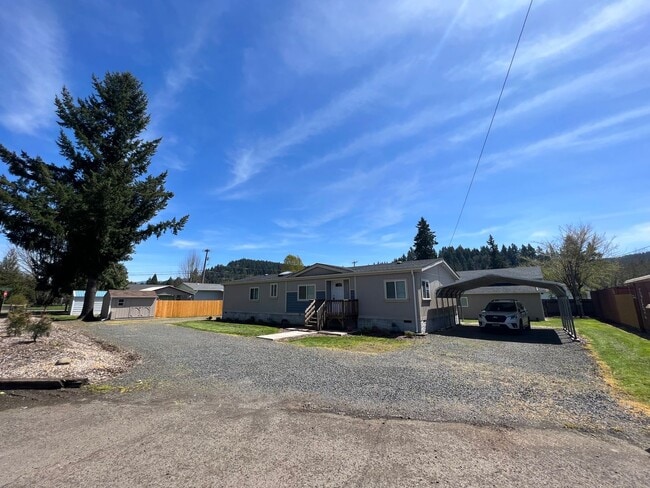 Primary Photo - 3-Bedroom 2-Bathroom home with HUGE Shop in Cedar Flats