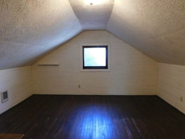 Building Photo - 3Bd/1Ba Two Story House - Available Soon!