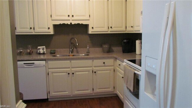 Building Photo - 350 San Roman Dr